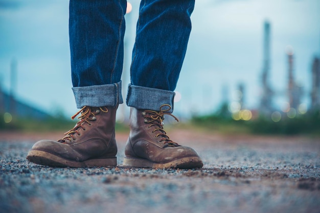 Los hombres usan botas de construcción, calzado de seguridad para los trabajadores en el sitio de construcción.