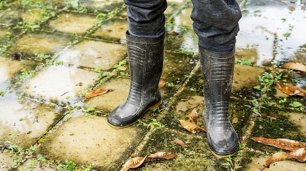 Foto los hombres usan botas negras para una inundación.