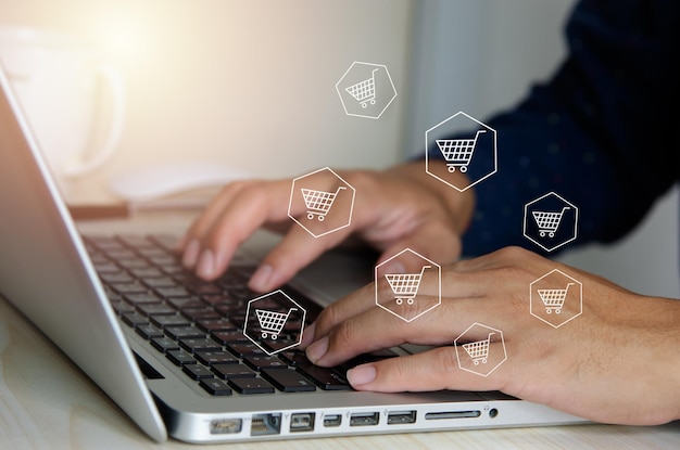 Los hombres usan las computadoras para buscar productos, comprar en línea o vender productos.