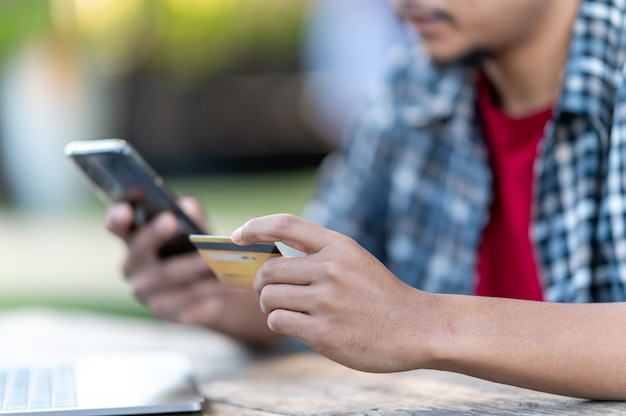 Foto los hombres utilizan la información de la tarjeta de crédito para realizar compras en línea