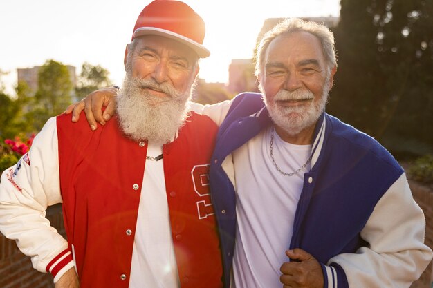 Foto hombres vestidos con chaqueta varsity