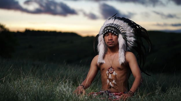 hombres vestidos con ropa tradicional de la isla de Sumba