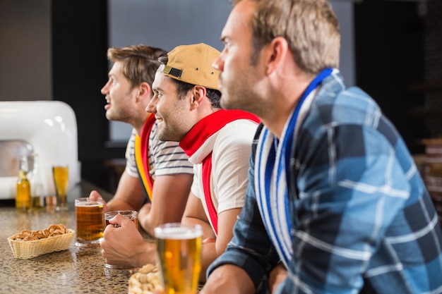 Hombres viendo un partido en la tele