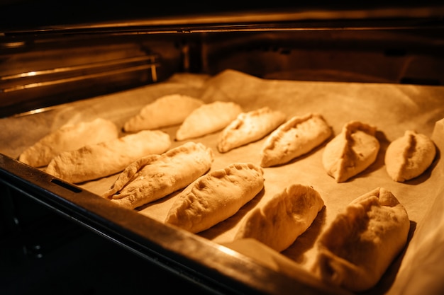 Home Backkuchen mit Füllungen im Ofen. Nahansicht