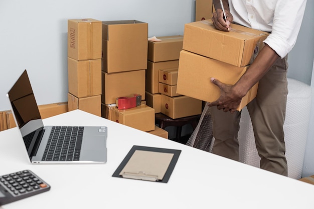 Home Business Online-Versand und Verpackung Paketbox-Konzept Kleinunternehmer-Verpackungsbox