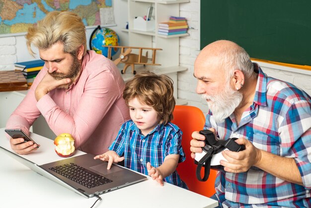 Home Education-Konzept Online lernen Vater, Großvater und Sohn lernen zu Hause und machen Schule ho