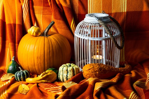 Foto home humor de halloween abóbora laranja e gaiola de pássaros vintage com uma vela dentro decoração de casa de outono