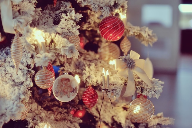 home interior in weihnachtsdekor mit st und stven lichtern