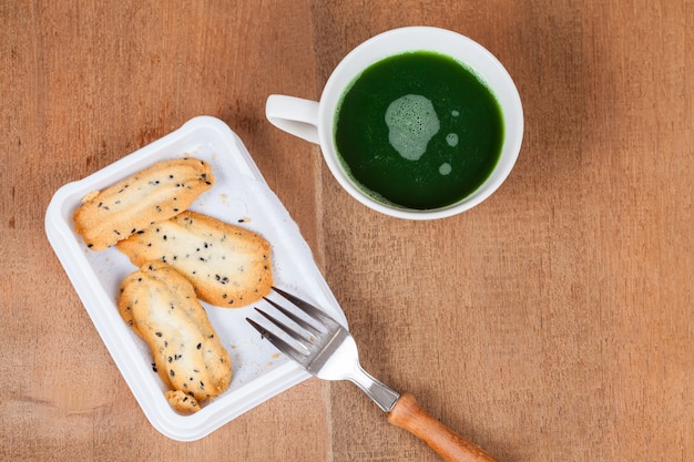 Home machte einen kleinen süßen Keks mit schwarzem Sesam, typisch rund, flach und knackig.