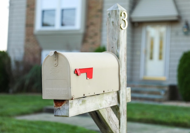 Foto home-mailbox ein symbol der verbindung, das auf nachrichten und nachrichten wartet. spiegelt ein zugehörigkeitsgefühl wider
