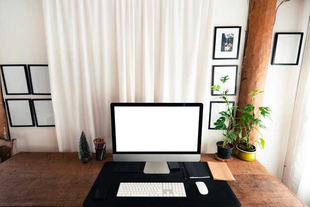 Home-Office-SchreibtischComputerbildschirm auf einem Holztisch im Haus