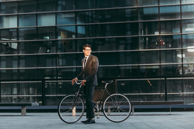 Foto homem a andar de bicicleta na cidade