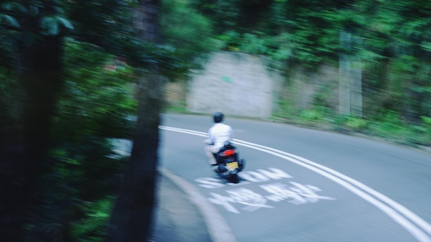 Foto homem a andar de bicicleta na estrada