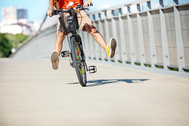 Foto homem a andar de bicicleta na rua