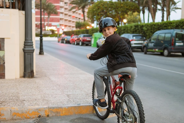 Foto homem a andar de bicicleta na rua