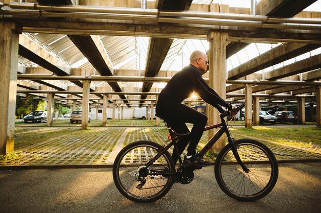 Foto homem a andar de bicicleta no parque