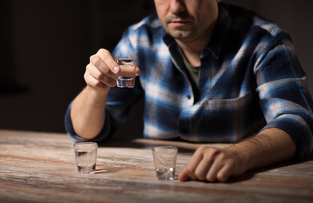 Foto homem a beber álcool à noite