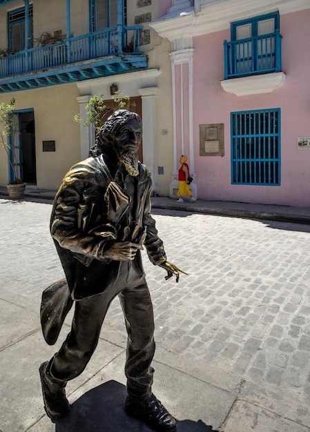 Foto homem a caminhar na rua.