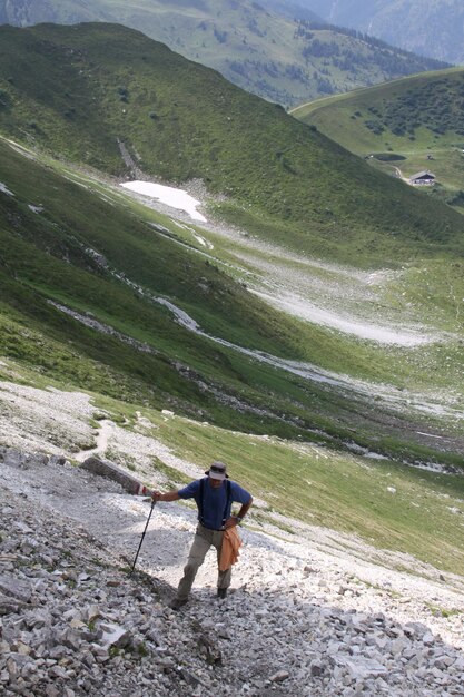 Foto homem a caminhar pela montanha