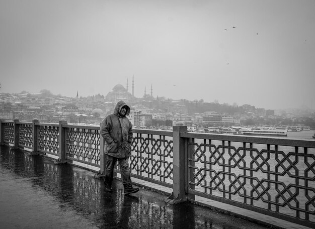 Foto homem a caminhar pela ponte.