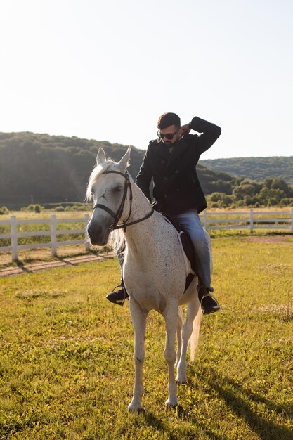 Foto homem a cavalo no campo