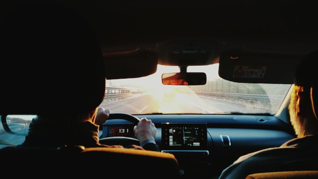 Homem a conduzir um carro