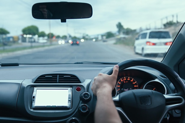 Homem a conduzir um carro