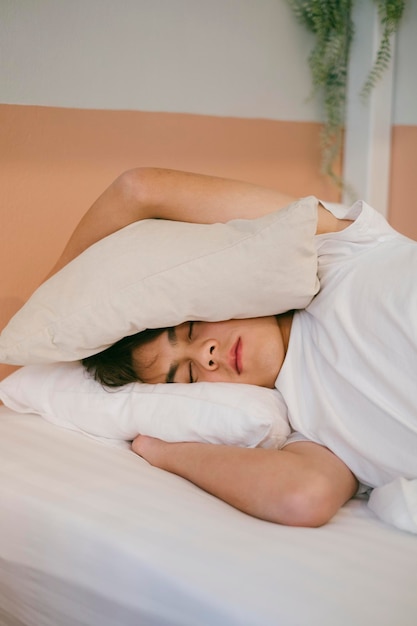 Homem a dormir na cama em casa.