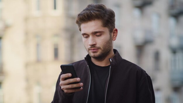 Homem a enviar mensagens de texto ao telemóvel