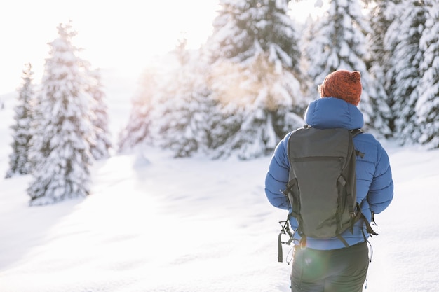 Homem a fazer uma caminhada no inverno