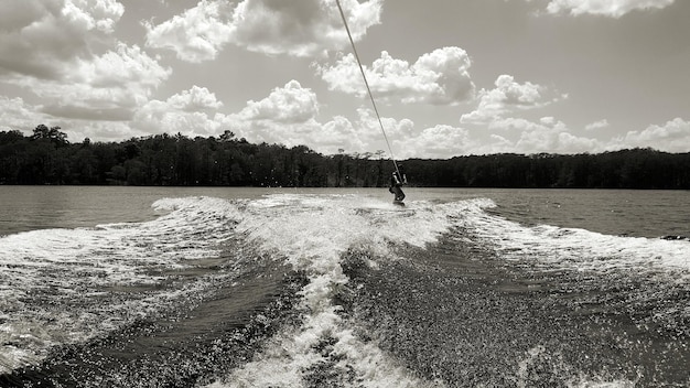 Foto homem a fazer wakeboard no rio