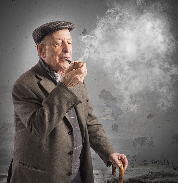 Foto homem a fumar um cigarro.