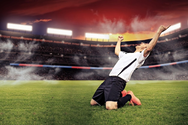 Homem a jogar futebol no campo
