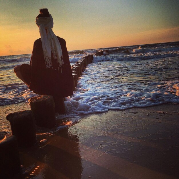 Foto homem a meditar no mar