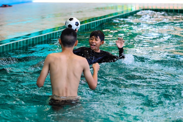 Foto homem a nadar na piscina