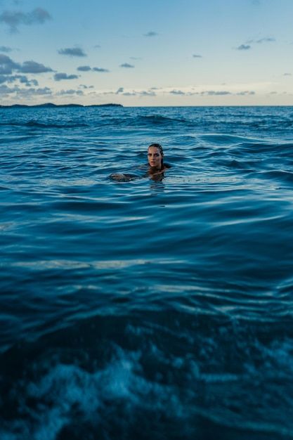 Foto homem a nadar no mar