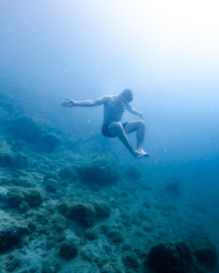 Foto homem a nadar no mar