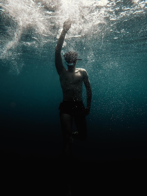 Foto homem a nadar no mar