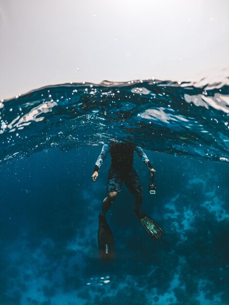 Foto homem a nadar no mar