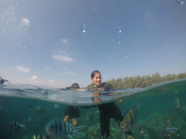 Foto homem a nadar no mar