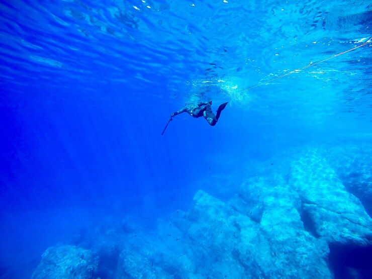 Foto homem a nadar no mar