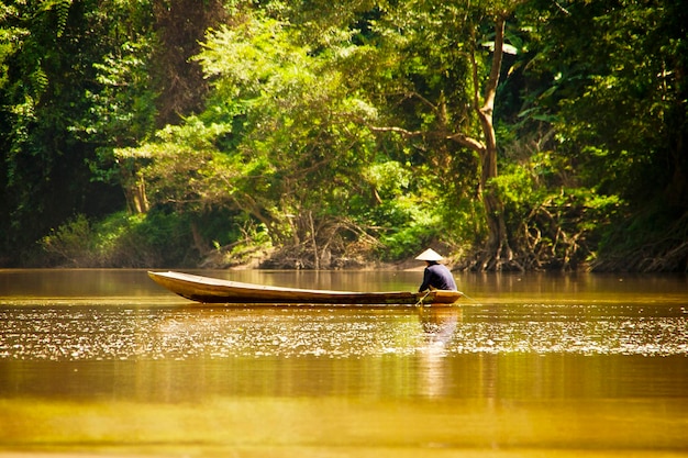 Homem a navegar no lago