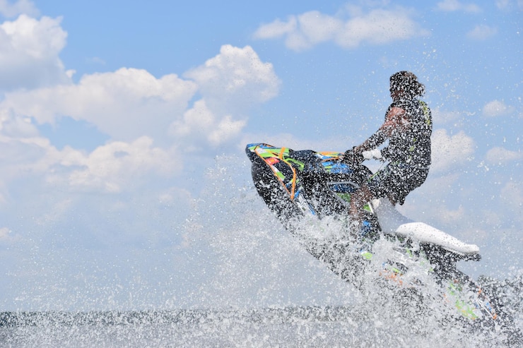 Foto homem a navegar no mar contra o céu