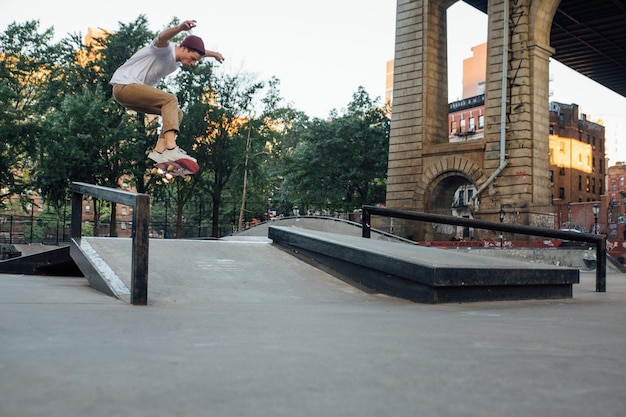 Foto homem a patinar em frente a uma estrutura construída