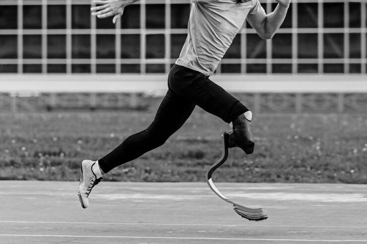 Foto homem a patinar em patins no campo