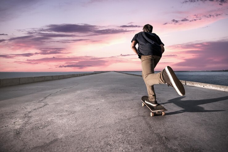Foto homem a patinar na estrada contra o céu dramático