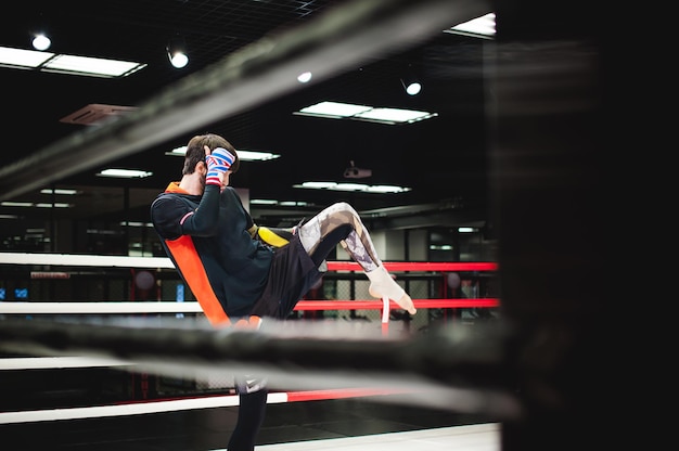 Homem a praticar no ringue de boxe