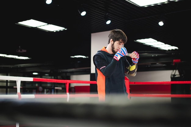 Homem a praticar no ringue de boxe