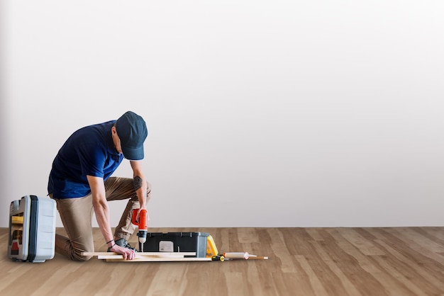 Homem a renovar a casa remix DIY