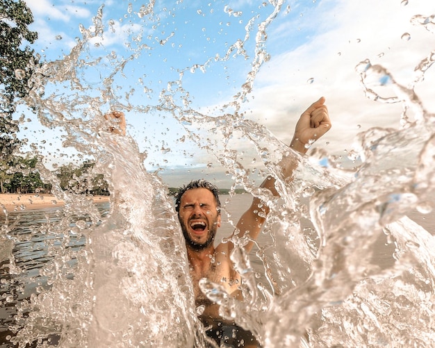 Foto homem a saltar para a água.